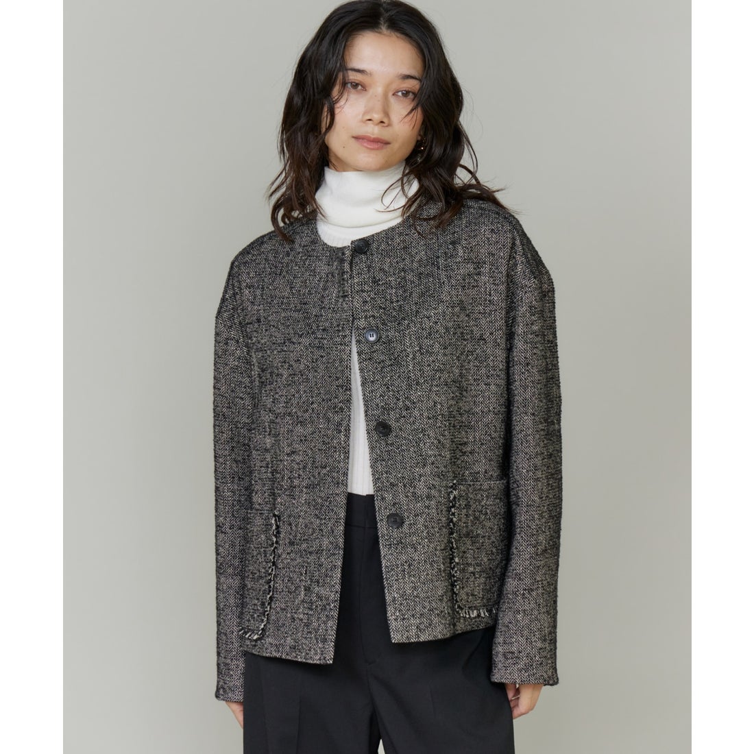 イネド INED 《大きいサイズ》ヘリンボーン柄ノーカラーショートコート （ブラック） - ファッション通販 d fashion