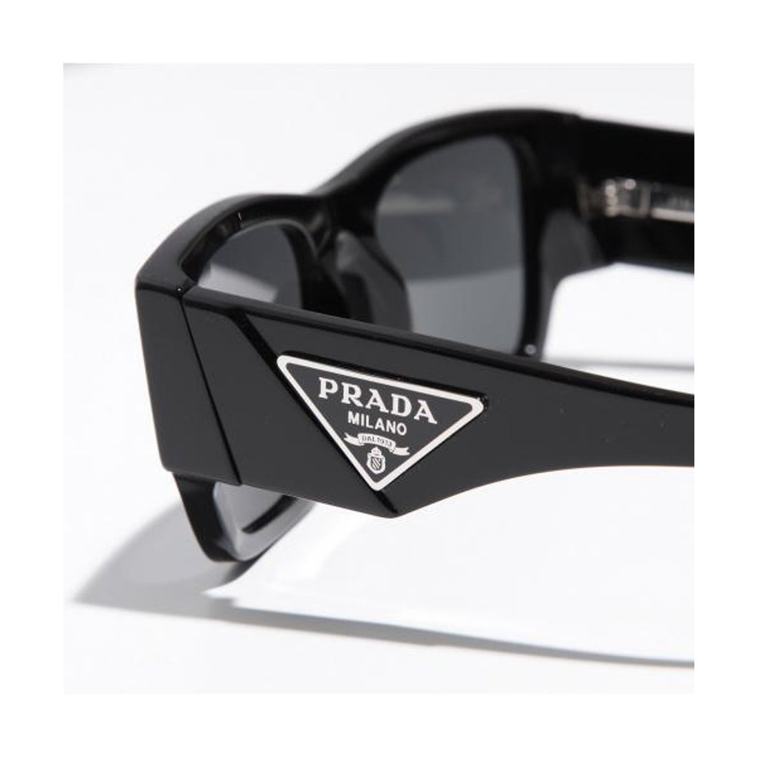 美品 PRADA プラダ ロゴ プレート サングラス 黒 SPR10Z 定番 プラダ PRADA PRADA サングラス SPR 10Z スクエア型 トライアングル
