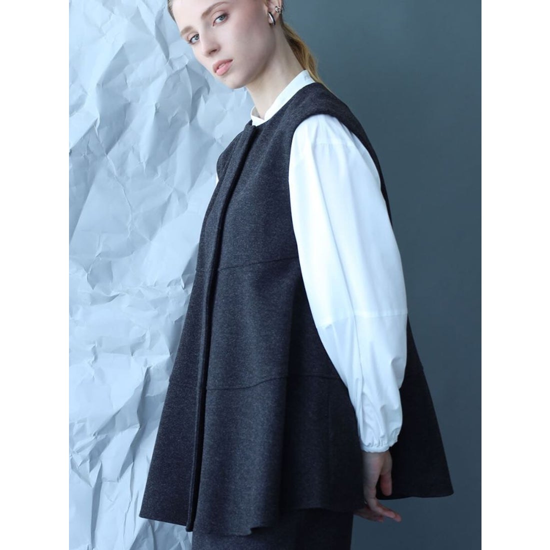 アーガ Aga ウールライクペプラムジレ（Charcoalgray / Black color 