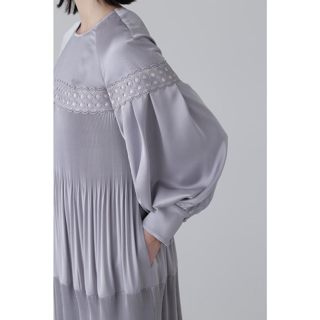 新品　ADORE(アドーア)ライトサテンワンピース アドーア ADORE ライトサテンワンピース （ブラック） - ファッション