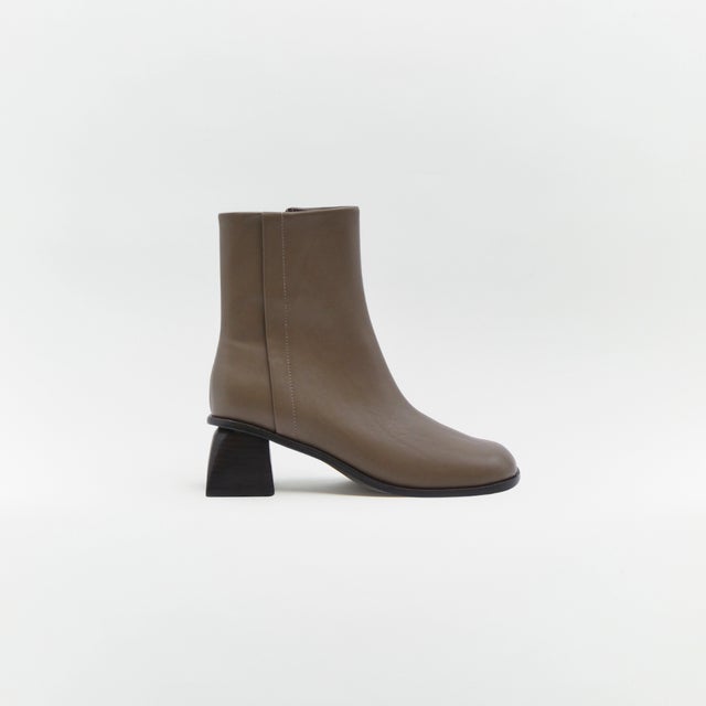 
                    GRACE LEATHER BOOTS （TAUPE）