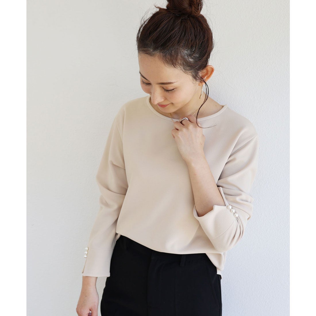 アンドミー andme きれいめリップル長袖パールボタン付きTシャツ 