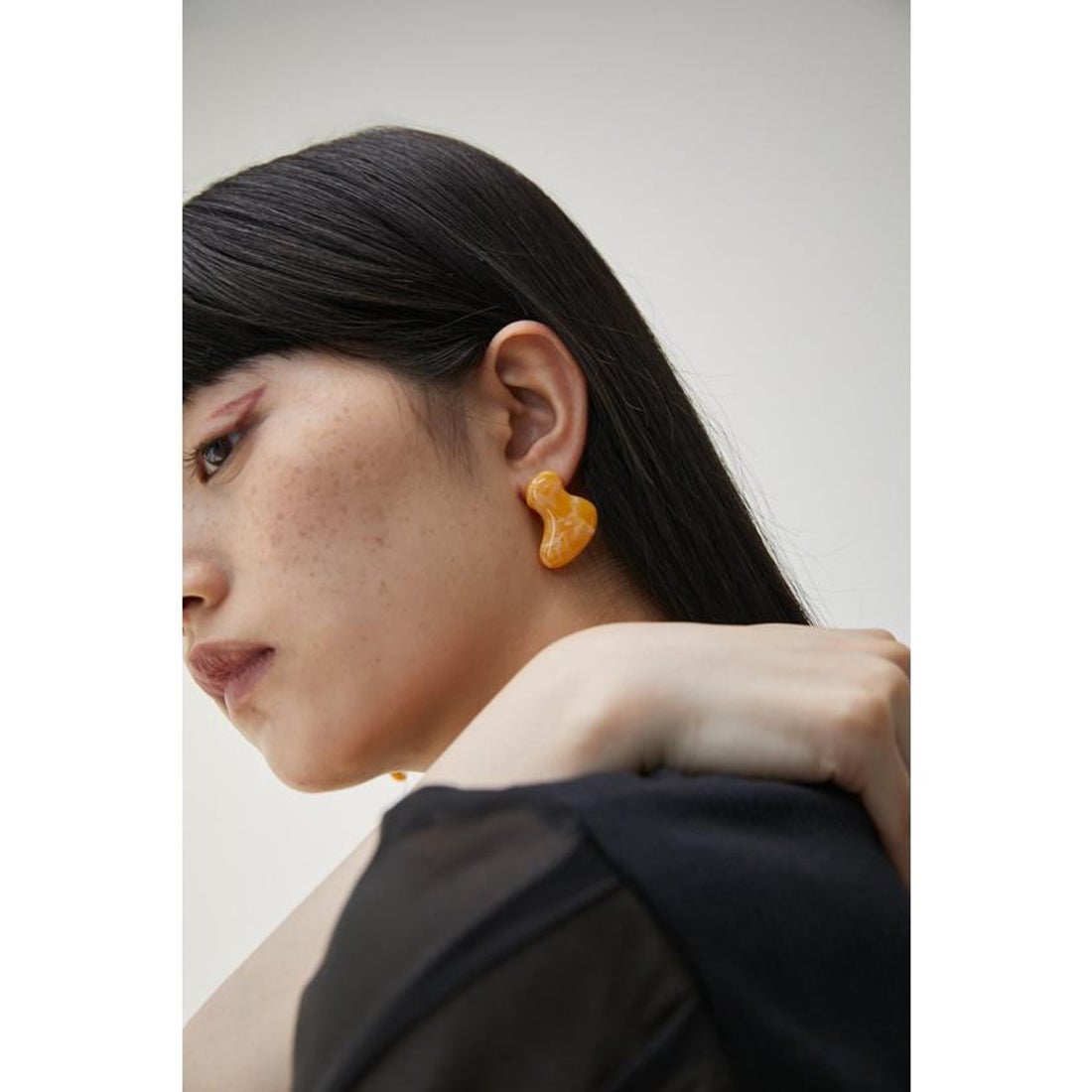 アズールバイマウジー AZUL BY MOUSSY ASYMMETRY ACRYL EARRINGS （YEL