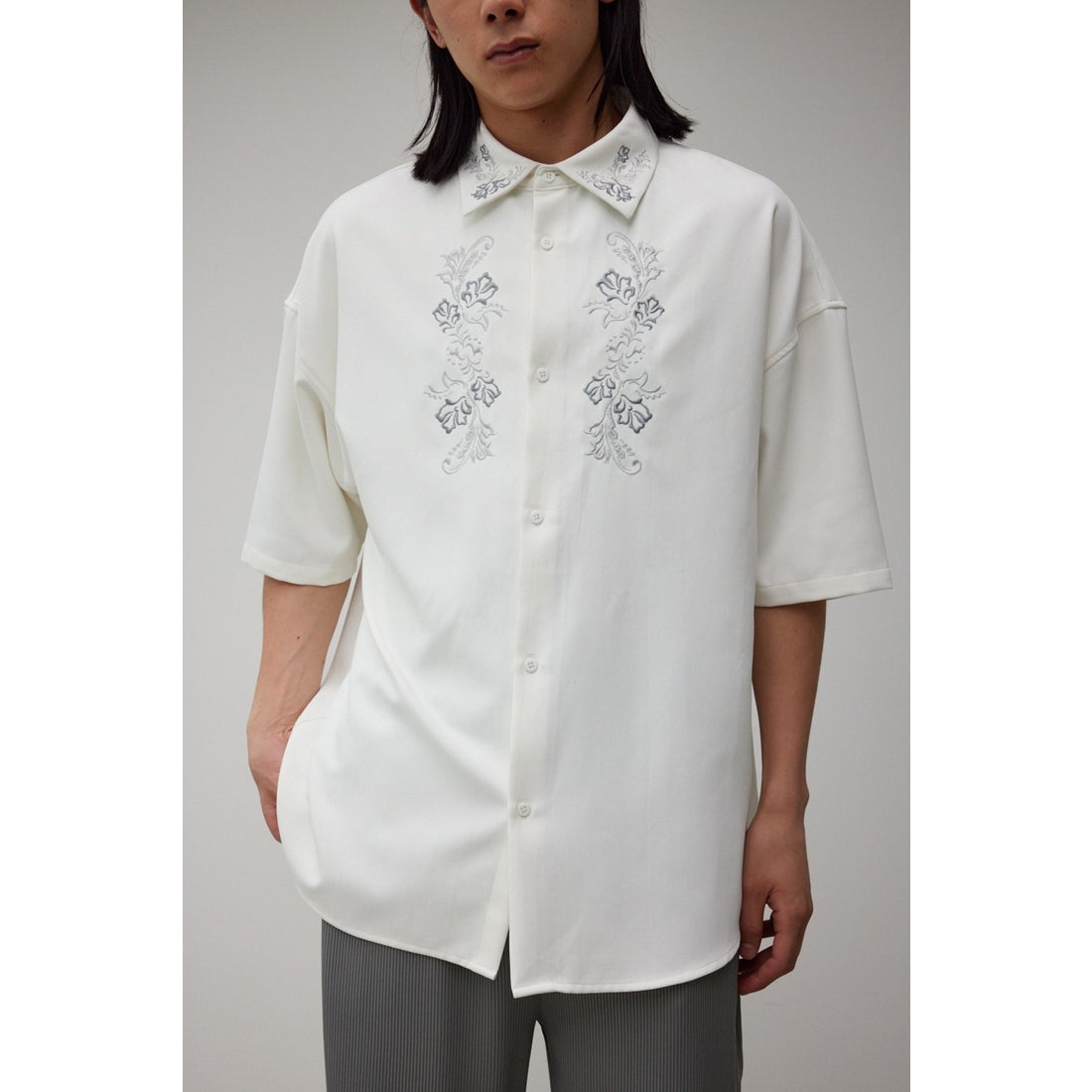 AZUL BY MOUSSY 刺繍デザインシャツ O/WHT1 -靴＆ファッション通販