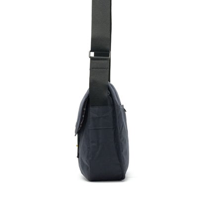 ショルダーバッグ ブランド おしゃれ ショルダー フラップ PC収納 横型 綿 コットン A4 9.3L TRANSPORT RIEVER CROSSBODY BAG UBA0745 （navy）｜詳細画像