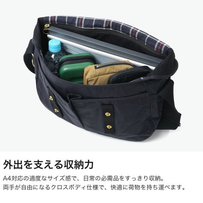 ショルダーバッグ ブランド おしゃれ ショルダー フラップ PC収納 横型 綿 コットン A4 9.3L TRANSPORT RIEVER CROSSBODY BAG UBA0745 （navy）｜詳細画像