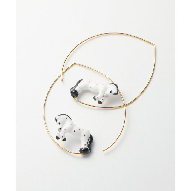 《nach》白馬フープピアス （gold）