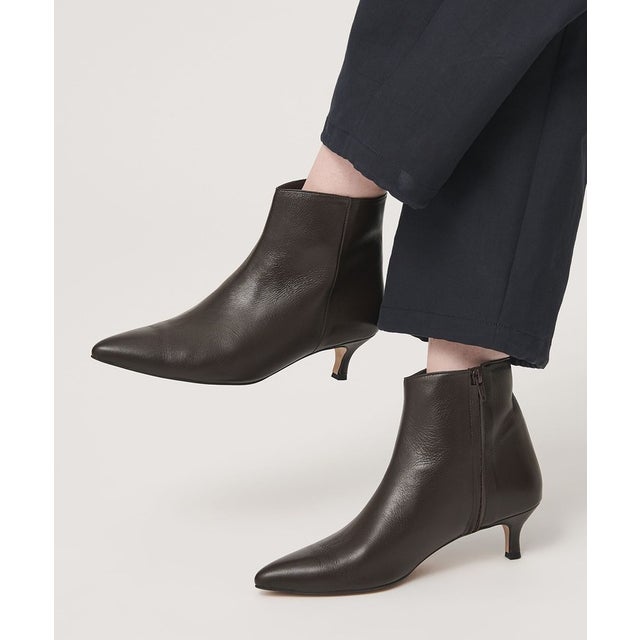 ＜Arrum＞レザー ポインテッド ショートブーツ （DK.BROWN）