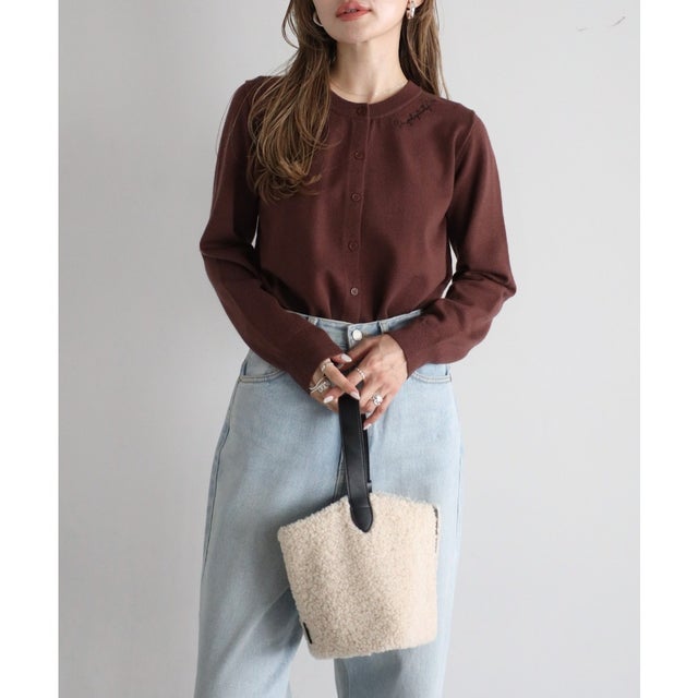 【アンチピリング】ミニマルロゴ刺繍ニットカーディガン （BROWN）