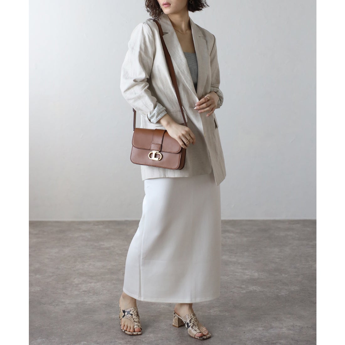 ロエカ LOEKA ロゴバックル付き本革ショルダー （BROWN 