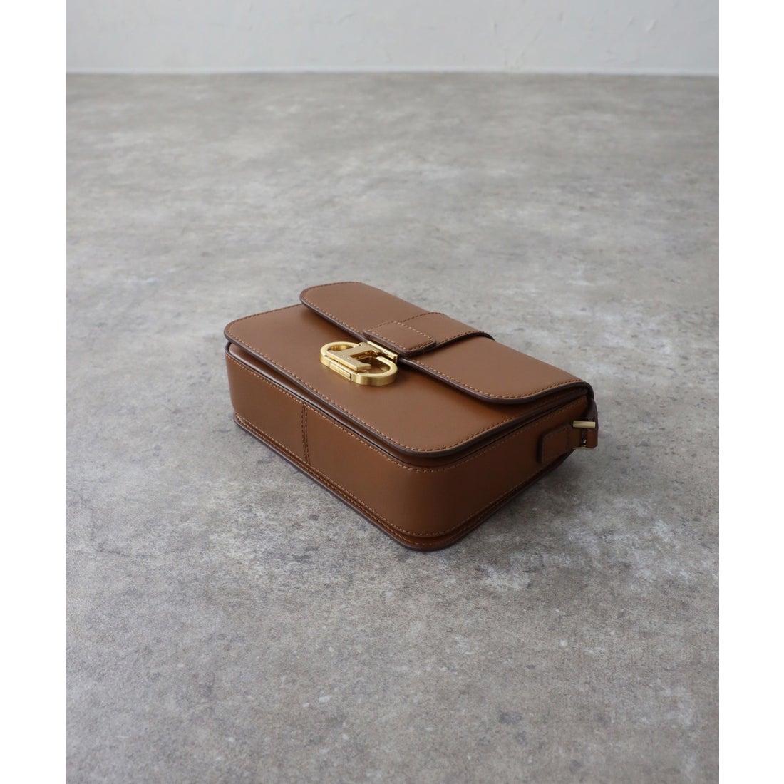 ロエカ LOEKA ロゴバックル付き本革ショルダー （BROWN 