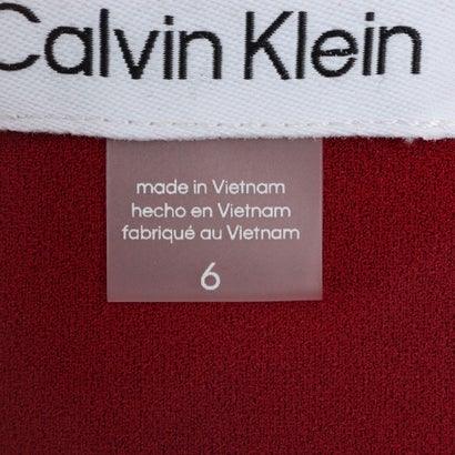 カルバン クライン Calvin Klein ロゴチャームがアクセントになった上品フレアワンピース （クリムゾンレッド）｜詳細画像