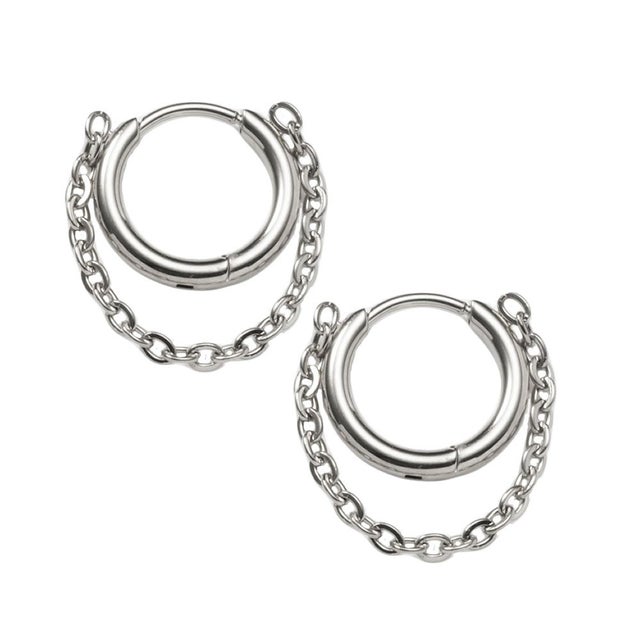 チェーンのアクセントが大人顔なステンレス製フープピアス （シルバー）