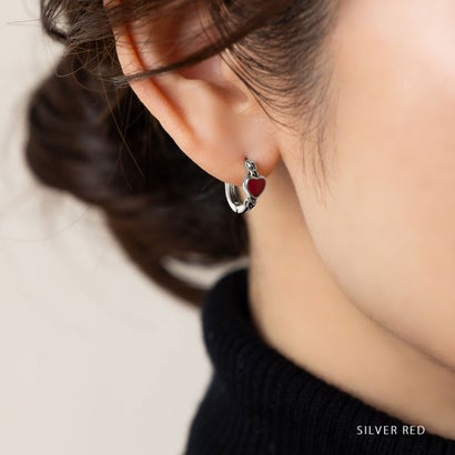 ハート×チェーンモチーフのキャッチレスフープピアス （ピアス：シルバー×レッド）｜詳細画像