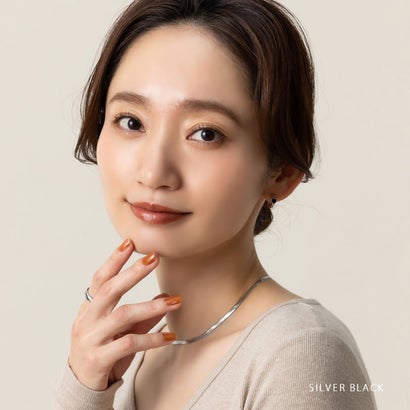 ハート×チェーンモチーフのキャッチレスフープピアス （ピアス：シルバー×レッド）｜詳細画像
