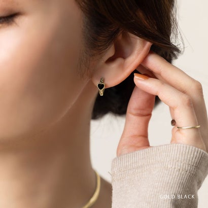 ハート×チェーンモチーフのキャッチレスフープピアス （ピアス：シルバー×レッド）｜詳細画像