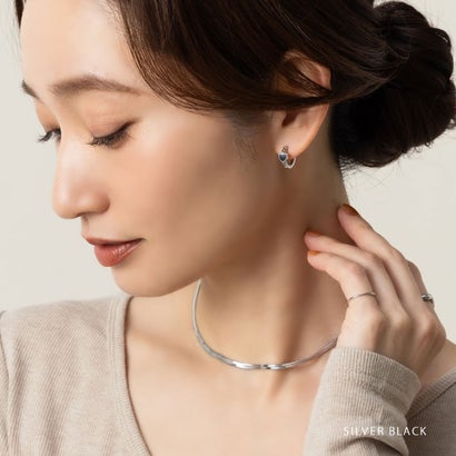 ハート×チェーンモチーフのキャッチレスフープピアス （ピアス：シルバー×レッド）｜詳細画像