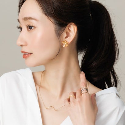 品良く華やぐキレイ色フラワーのイヤリング （イヤリング：ゴールド×ベージュ）｜詳細画像