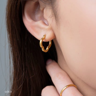 クローバーモチーフのステンレス製キャッチレスピアス （ピアス：ピンクゴールド）｜詳細画像
