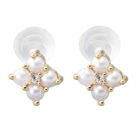 耳元に咲くパールフラワーの樹脂ピアス/イヤリング （ピアス：ゴールド）