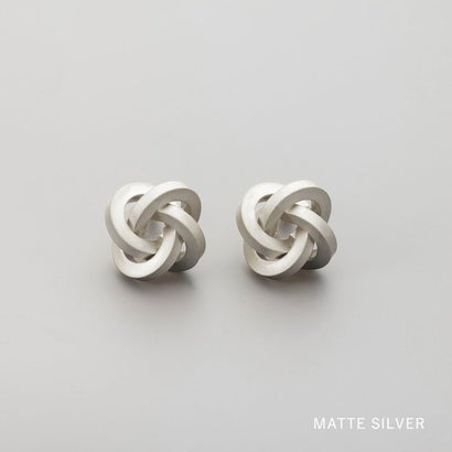マットな質感の立体ツイストノットピアス/イヤリング （イヤリング：マットゴールド）｜詳細画像