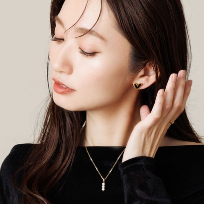 甘さ控えめモード感たっぷりのアシメハートピアス （ピアス：ゴールド×ブラック）｜詳細画像