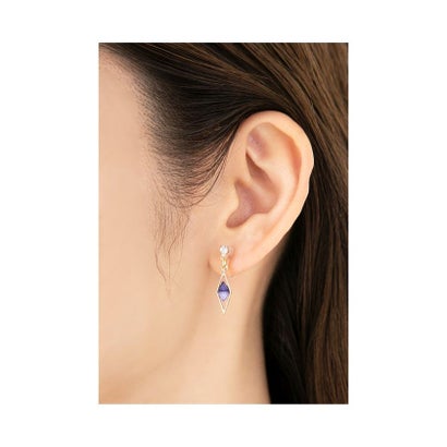 上品な華やかさを添える、バイカラーのひし型イヤリング/ピアス （ピアスパープル）｜詳細画像