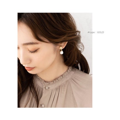 クリームドット Cream dot. メタル×艶めくバロックパール風イヤリング/ピアス （B：ゴールド）｜詳細画像