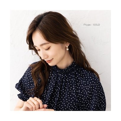 クリームドット Cream dot. メタル×艶めくバロックパール風イヤリング/ピアス （B：ゴールド）｜詳細画像