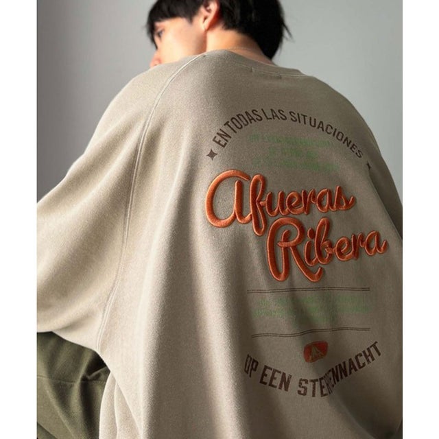 《JaVaジャバコラボ》背中で魅せる、俺。バックプリント刺繍スウェット（オーバーサイズ） （グレイッシュベージュ）