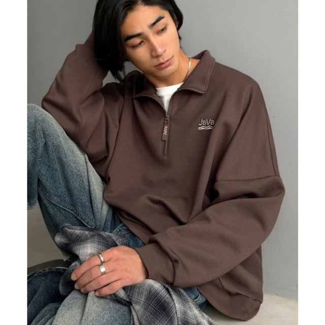 《JaVaジャバコラボ》胸刺繍ダンボール素材ハーフジッププルオーバー（オーバーサイズ） （ブラウン）