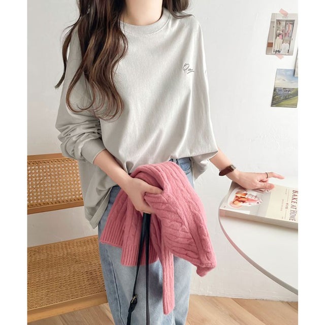 シンプルカジュアルを格上げ。綿100%ワンポイント胸刺繍シンプルロンTee （グレージュ）