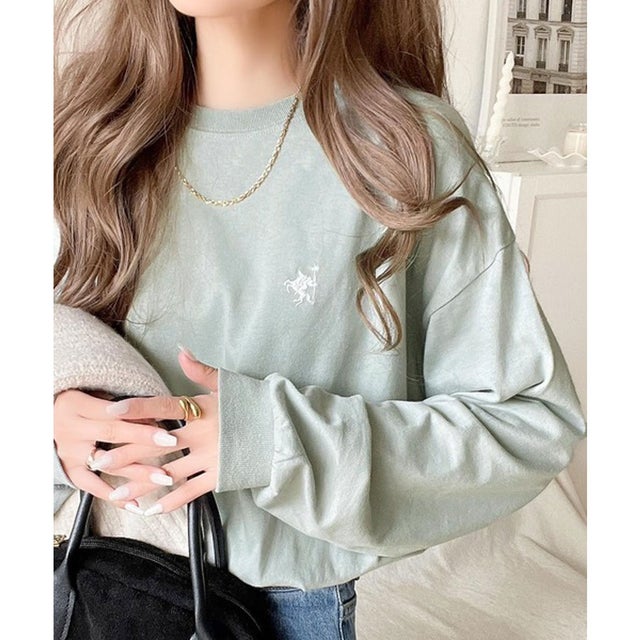 大人カジュアルスタイルに。綿100％着心地抜群の胸刺繍クルーネック長袖Tシャツ （グリーン）