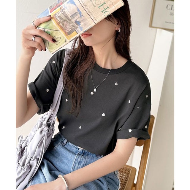 《JaVaジャバコラボ》春夏のカジュアルに、大人の“可愛い”をプラス。ミニハート刺繍Tシャツ（半袖） （チャコール×グレー）