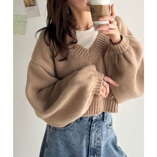 《AYA×クラシカルエルフコラボ》可愛く上品。プレート付きクロップドローゲージVネックニット（長袖） （ベージュ）