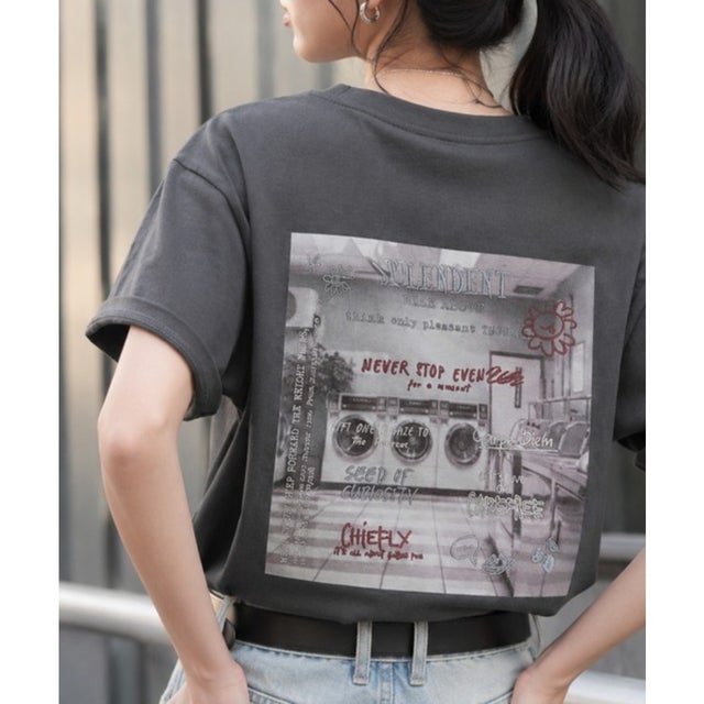 【接触冷感機能付き】背中で魅せる、遊び心とヴィンテージ。コインランドリーバック刺繍Tシャツ（半袖） （チャコール）