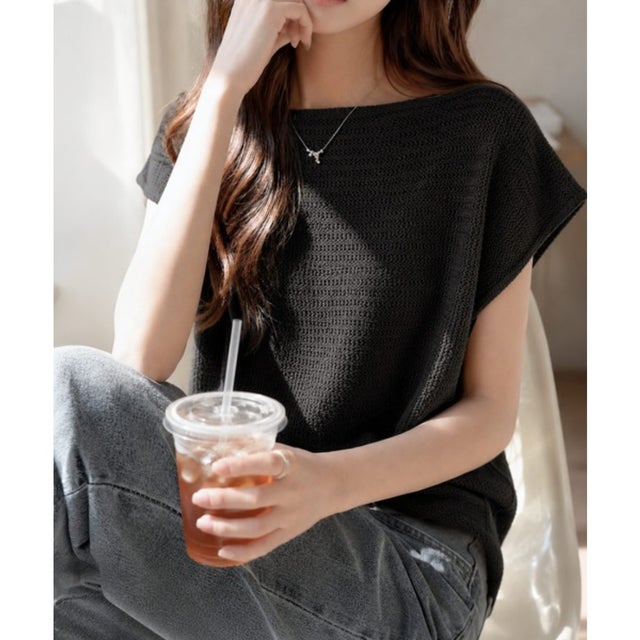 上品な透け感で華やかに決まる。レーシージャガード フレンチスリーブ ドルマントップス （ブラック）