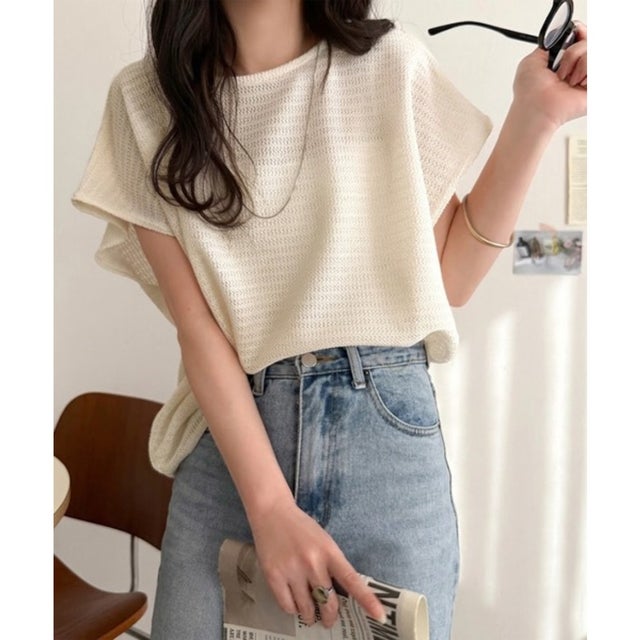 上品な透け感で華やかに決まる。レーシージャガード フレンチスリーブ ドルマントップス （アイボリー）