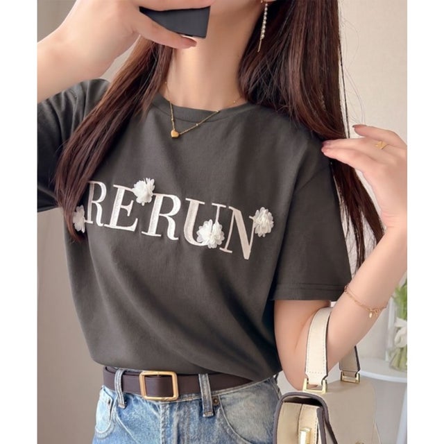 【mily bilet】フロント刺繍でさりげなく華やぐ♪ 立体花モチーフTシャツ（半袖） （チャコール）
