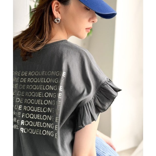 《JaVaジャバコラボ》着るだけで主役級。綿100％バック箔プリント袖フリルTシャツ（半袖） （チャコール）