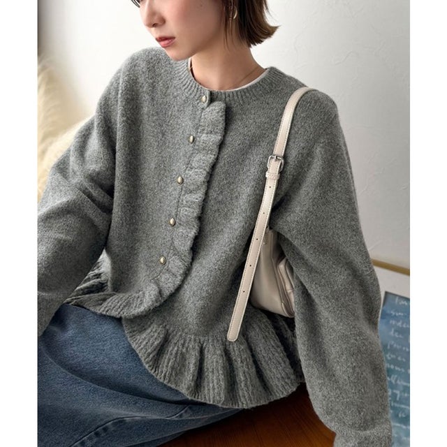 ふわっと甘く、上品に。フリルが彩る、ふわもちフリル金ボタンニットカーディガン（長袖） （チャコール）