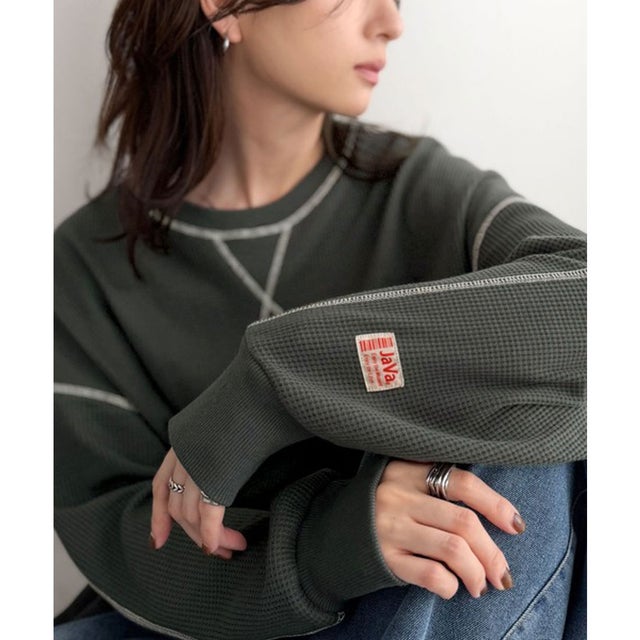 《JaVaジャバ 別注》シンプルなのに格上げ。2way配色ワッフルロンTee （チャコール）