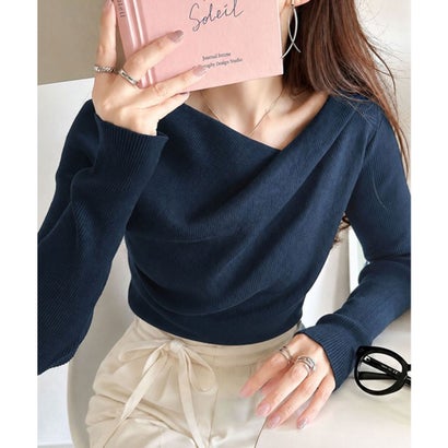 トレンド美スタイルで華奢魅せに。胸元ドレープデザインニット （ネイビー）｜詳細画像