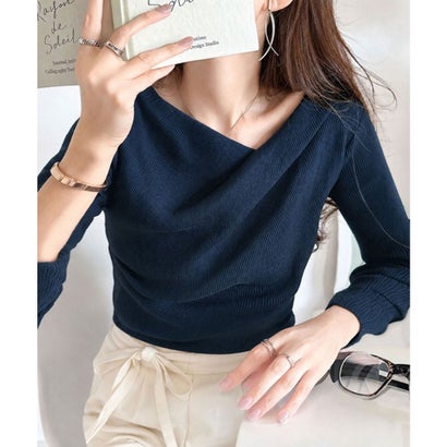 トレンド美スタイルで華奢魅せに。胸元ドレープデザインニット （ネイビー）｜詳細画像