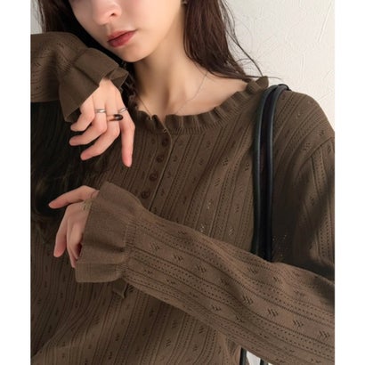 甘すぎないのがちょうどいい、大人のためのフリルニット。アイレット柄フリルニット (長袖) （ブラウン）｜詳細画像
