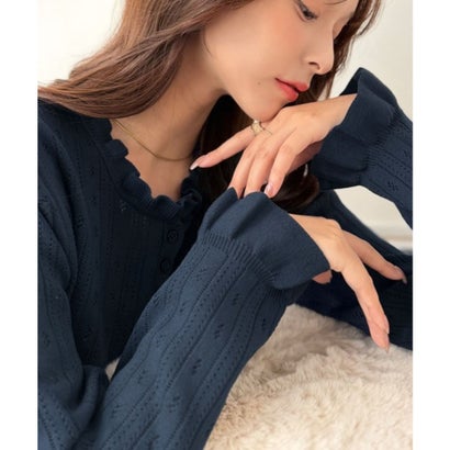 甘すぎないのがちょうどいい、大人のためのフリルニット。アイレット柄フリルニット (長袖) （ネイビー）｜詳細画像