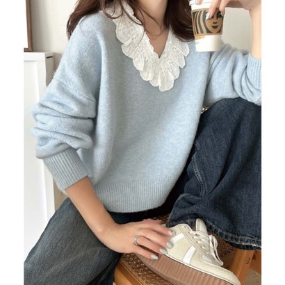カジュアルも大人っぽくも。冬コーデが華やぐ、魅惑のレース襟ドッキングニットプルオーバー（長袖） （ブルー）｜詳細画像