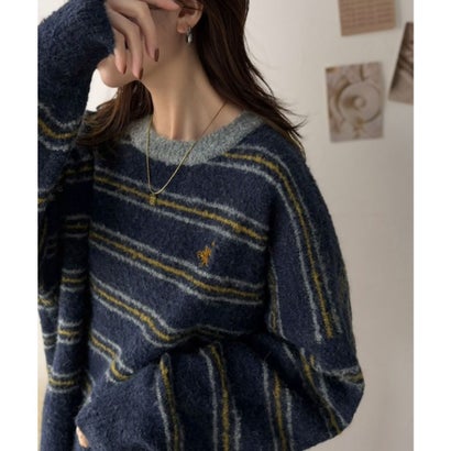 “配色”と“質感”で差をつける。胸刺繍ブークレー素材配色ボーダークルーネックニット（長袖） （ネイビー）｜詳細画像