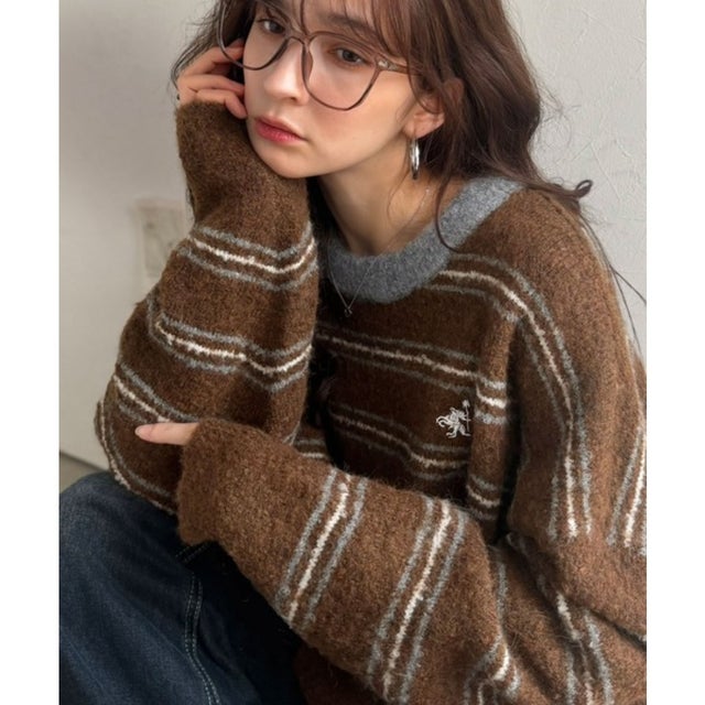 “配色”と“質感”で差をつける。胸刺繍ブークレー素材配色ボーダークルーネックニット（長袖） （ブラウン）