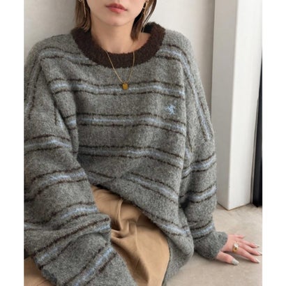 “配色”と“質感”で差をつける。胸刺繍ブークレー素材配色ボーダークルーネックニット（長袖） （グレー）｜詳細画像